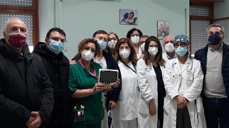 Una famiglia di Longobucco dona all’Ospedale di Corigliano un monitor multiparametrico