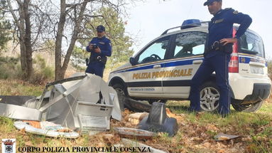 Scaricava rifiuti nei boschi della Sila, inchiodato dalla Polizia Provinciale