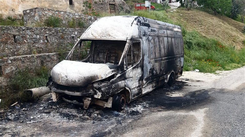 Un altro incendio notturno a Corigliano-Rossano: a fuoco un furgone