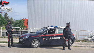 Cosenza, fermati da un posto di blocco buttano la droga dal finestrino: arrestati