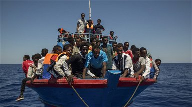 «Sbarchi incontrollati di migranti vanificano gli sforzi del Sud nel contrasto alla pandemia»
