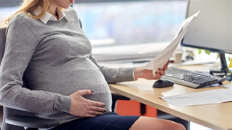 Cgil: «La maternità non è un fallo!». Denuncia dei ricatti subiti dalle donne lavoratrici e madri 