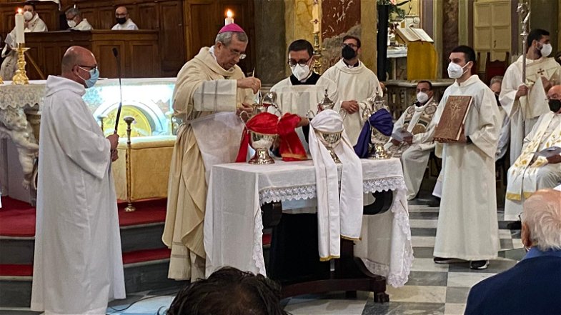 L'Arcivescovo Satriano saluta la comunità diocesana e consegna le benemerenze ecclesiastiche
