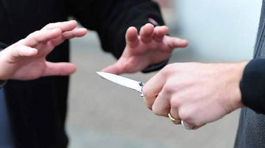 Cosenza, armato di coltello semina il panico davanti ad un supermercato: bloccato dalla Polizia