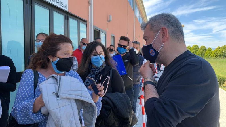 Covid, Spirlì in visita al Pala Brillia di Corigliano-Rossano: «Soddisfatto delle scelte fatte»