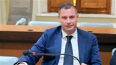 Promenzio continua a fare le pulci al sindaco, sotto accusa per l'acquisto di un tavolo da 11mila euro