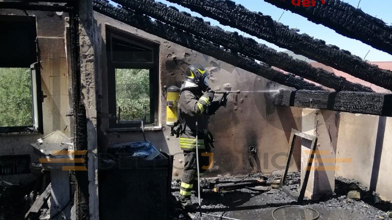 Corigliano-Rossano, tetto di un agriturismo in fiamme a contrada Amica