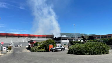 Rende, esplode un forte incendio nei capannoni di Calabria Maceri