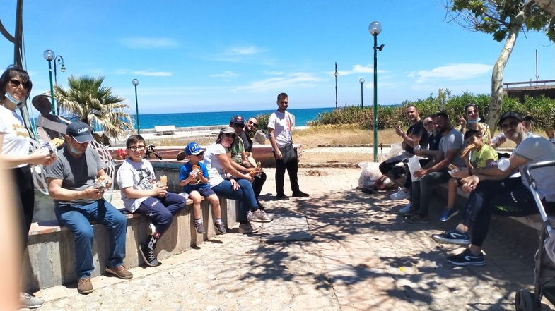 Cariati, volontari della Chiesa Evangelica ripuliscono la villetta Lavoratori del Mare