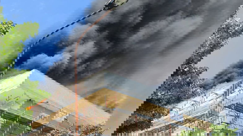 Trebisacce, a fuoco il tetto di un palazzo. Colonna di fumo altissima