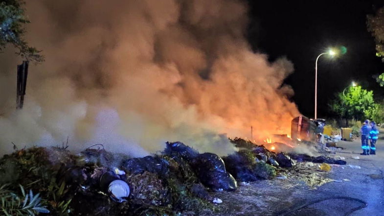 Incendio a Seggio, cumuli di rifiuti lasciati a marcire sono andati a fuoco nella notte