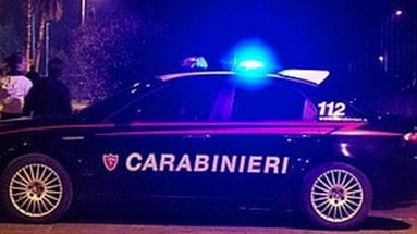 Spari e urla nella notte a Cassano, ferito un ragazzo. Indagano i carabineri 