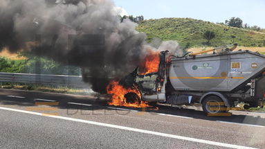 Panico in autostrada: furgone dei rifiuti in fiamme sulla A2