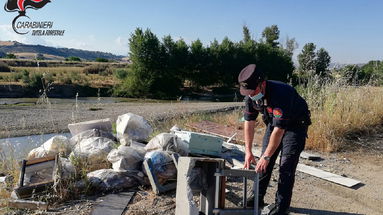 Abbandono di rifiuti sull’argine del Crati: denunciato il rappresentante legale di una azienda 