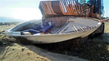 Corigliano-Rossano dà inizio alla rimozione dei natanti abbandonati sulle spiagge 