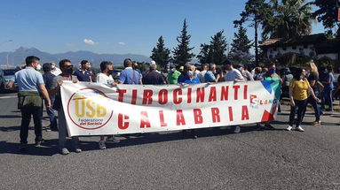 Sibari, i tirocinanti calabresi bloccano il bivio della Statale 106