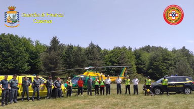 Spettacolare esercitazione dei finanzieri del soccorso alpino a Montescuro: in campo due elicotteri 