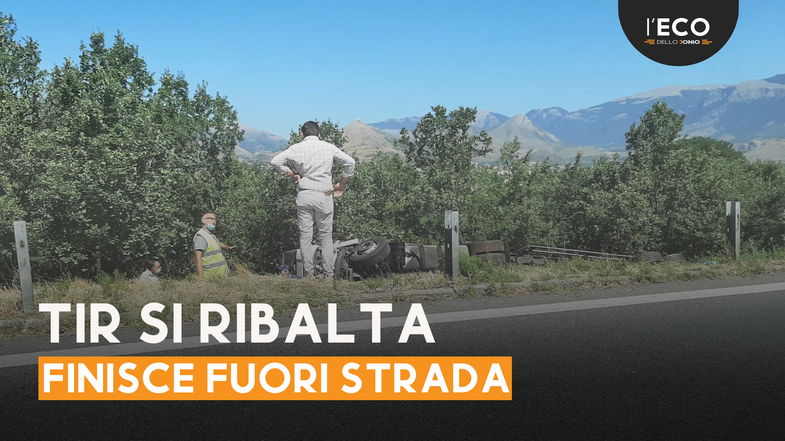 Frascineto, camion si ribalta in autostrada e finisce oltre il guardrail