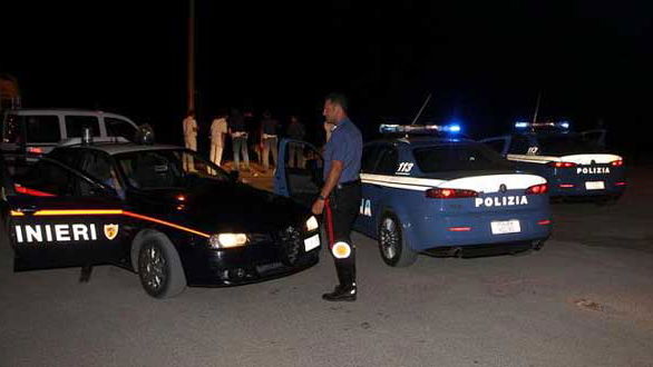 Un poliziotto e un carabinieri fuori servizio individuano e bloccano uno spacciatore al mare