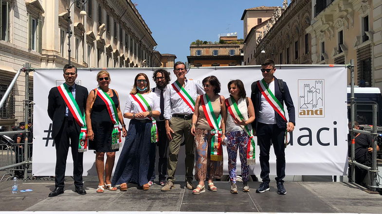 Manifestazione dell’Anci a Roma con oltre 600 amministratori comunali che chiedono: «Dignità ai sindaci»