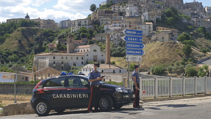 Corigliano-Rossano: uomo aggredisce operatori del 118 e Carabinieri