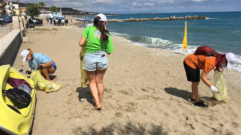 Cariati, Ricicla Estate: «Raccolta rifiuti e beach litter. Tuteliamo le nostre spiagge»