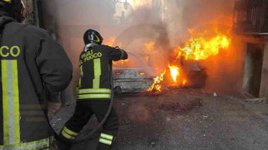 Paura nel centro storico di Rossano: due auto a fuoco in via San Bartolomeo