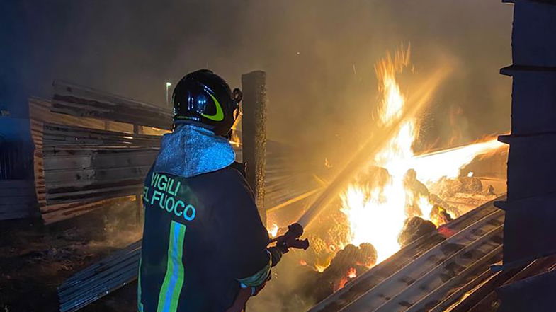 Un'altra notte di lavoro intenso per i vigili del fuoco: in fiamme un capanno degli attrezzi