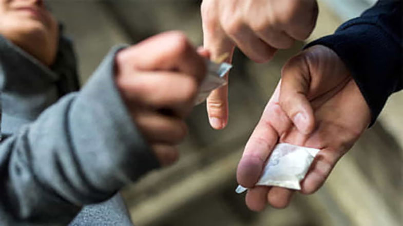 Andava a passeggio con mezzo chilo di cocaina pura: arrestato