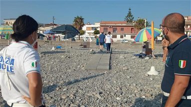 Ombrelloni selvaggi, a Roseto il sindaco manda la municipale in spiaggia a fare “pulizia”