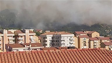 Acri, vasto incendio nei pressi del centro abitato