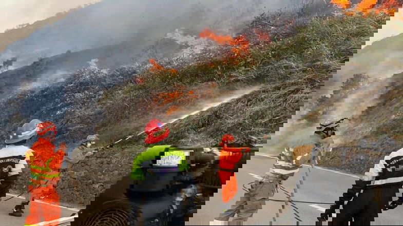 Emergenza incendi, la Regione chiede la mobilitazione del Servizio nazionale della Protezione civile