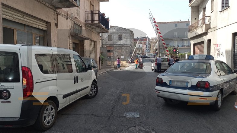 Apprensione a Mirto: una donna in auto rimane bloccata nel passaggio a livello