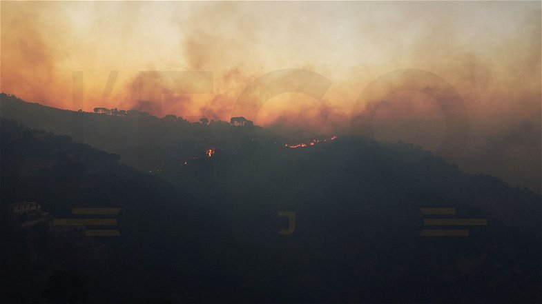 Incendio a Rossano, situazione altamente critica: il fuoco non è stato spento. Sarà una notte di pathos