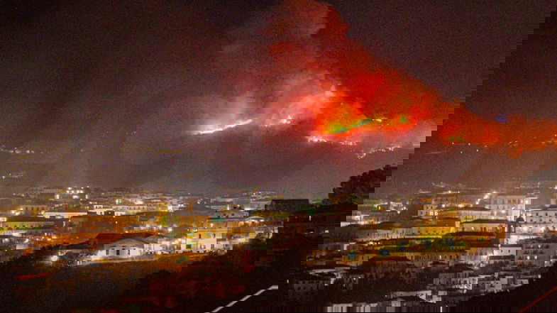 Incendio Rossano, le fiamme hanno scavalcato Cozzo Pirillo: ora il fuoco è a 100 metri da centro storico