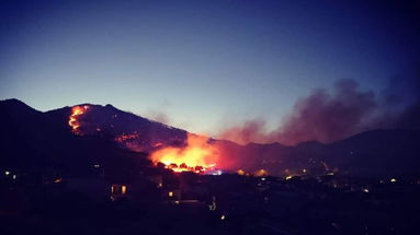 San Basile, un'intera montagna ancora in fiamme. Arrivano i mezzi aerei