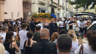 Palloncini bianchi e petali di rosa dal cielo: Castrovillari dice addio a Eleonora Recchia