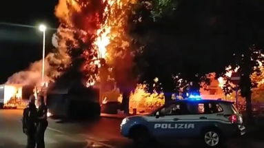 A fuoco un carrettino della frutta ma le fiamme si estendono ad un albero: è il caos