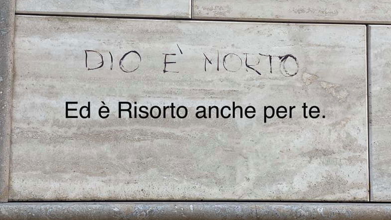 Imbrattato il muro della chiesa. La risposta del parroco spiazza tutti