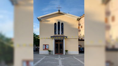 Entrano in chiesa per rubare la cassetta delle offerte e demoliscono la sacrestia: arrestati