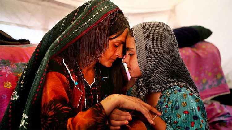 Visite ed esami gratuiti a donne e bambini in fuga dall'Afghanistan: è questa l'iniziativa Onco Med