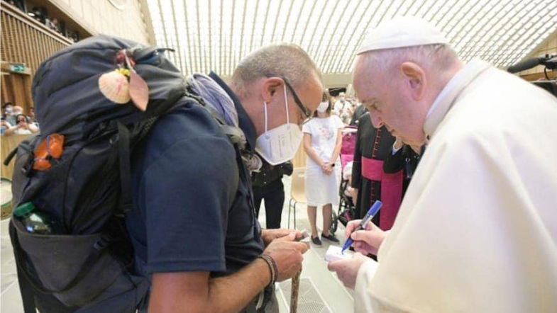 Don Santino, 700 km a piedi da Donnici a Roma per chiedere a Papa francesco «di pregare per noi»