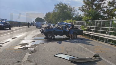 Ennesimo scontro sulla Statale 106, si ribalta un pick-up: ferito il conducente