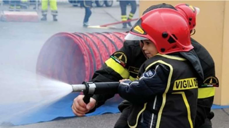 Rende, al centro commerciale Metropolis arriva Pompieropoli: qui fare il pompiere è un gioco da ragazzi!