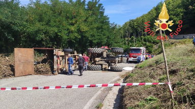 Ragazzino muore schiacciato da un trattore sotto gli occhi del padre