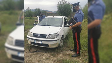 Corigliano-Rossano, utilizzava un’auto rubata e con targhe trafugate: denunciato