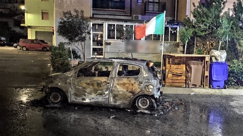 Corigliano-Rossano, inferno in Piazza Salotto: a fuoco un'auto nel cuore della notte 