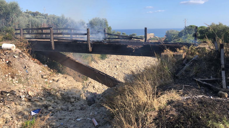 A Cariati va a fuoco il pontile che porta alla Tomba Brettia, simbolo della città