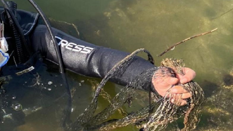 La denuncia di Legambiente: Sui fondali dei laghi di Sibari giacciono abbandonate migliaia di reti di plastica 