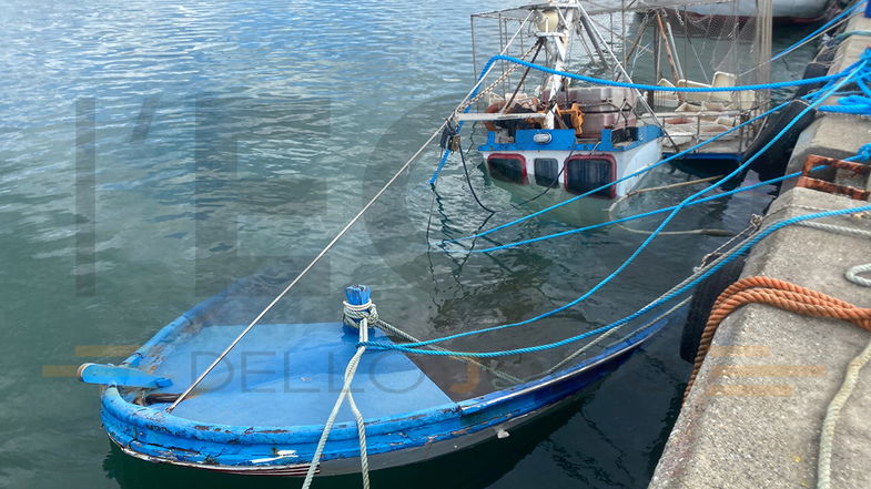 Peschereccio sommerso dall'acqua nel porto di Schiavonea. Scattano i controlli